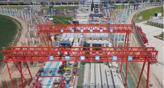 长胜配资 武汉都市圈环线项目预制箱梁成功架设